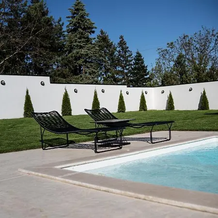 The Crown Pool וילה