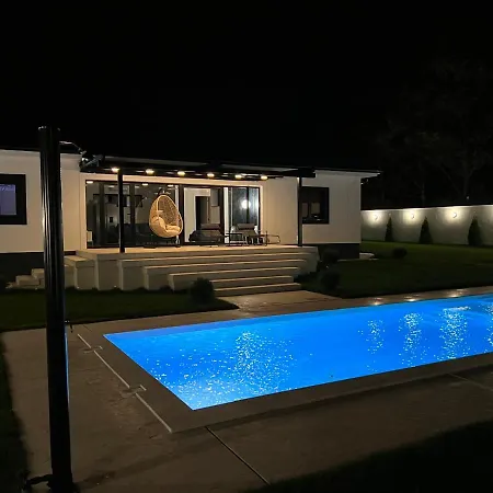 וילה The Crown Pool *