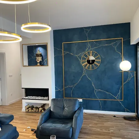 The Crown Pool Βελιγράδι