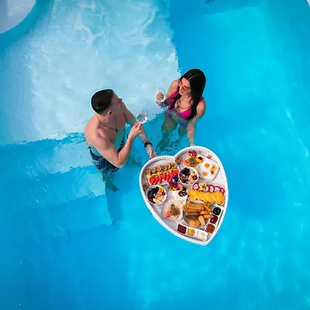 The Crown Pool * Βελιγράδι