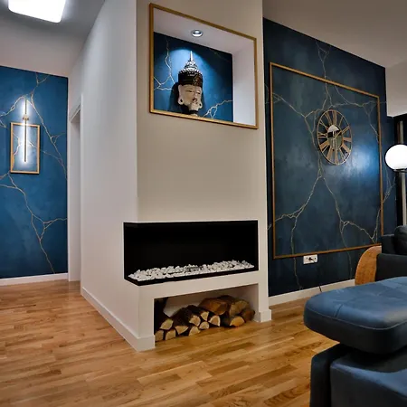 The Crown Pool * Βελιγράδι