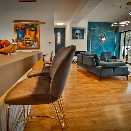 Villa The Crown Pool